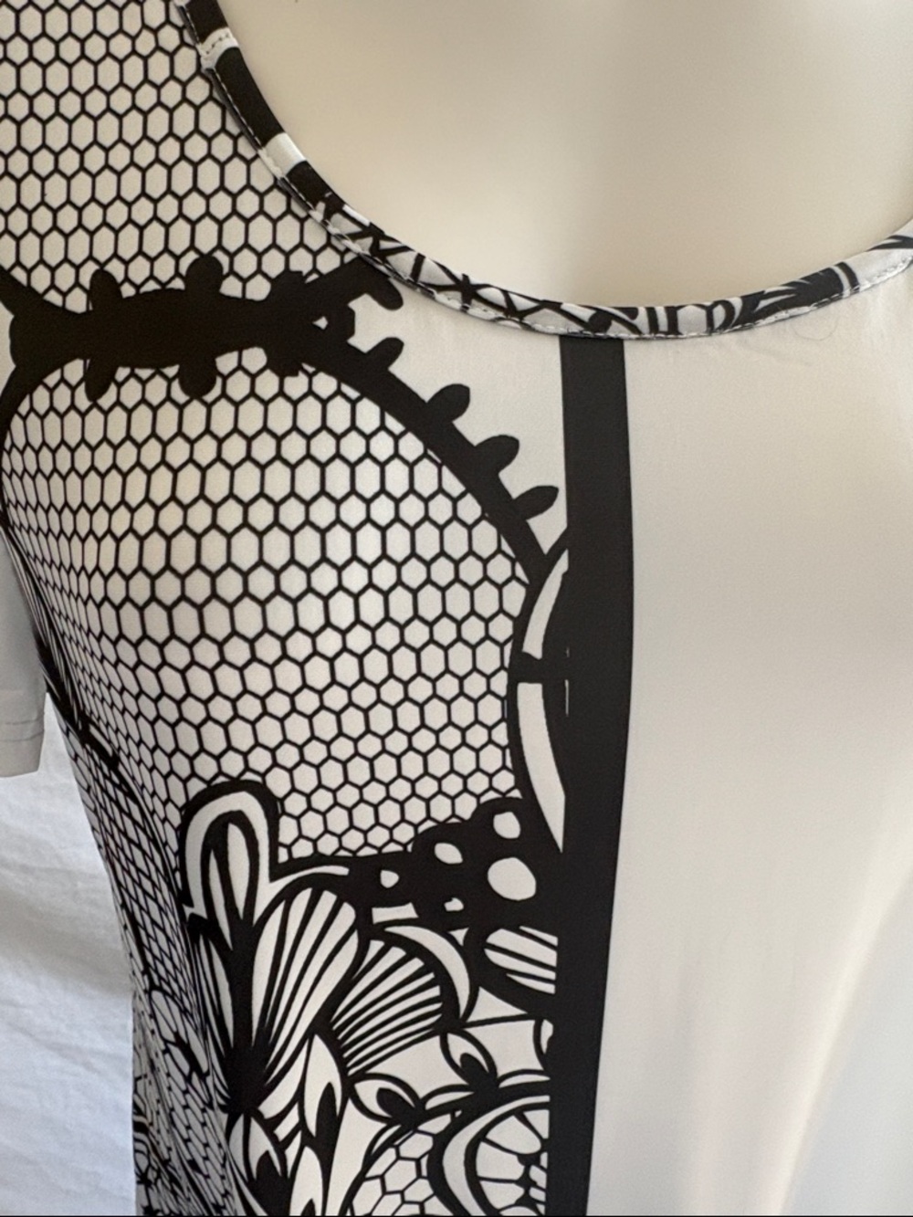 Lily by Firmiana Black & White Short Sleeve Printed Tunic Top